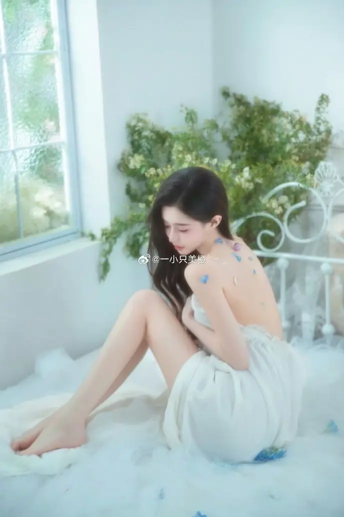 青年使用手机阅读